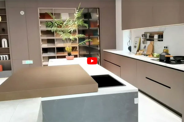 Căn bếp thông minh với đảo bếp tự động và vòi nước ẩn