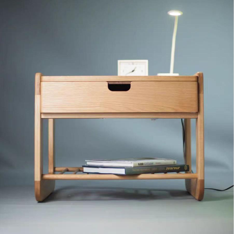 Bàn cạnh giường